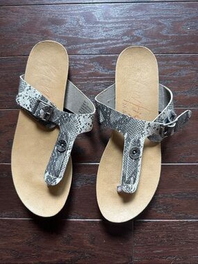 Women’s Faux Snakeskin Thong Sandals - Gray